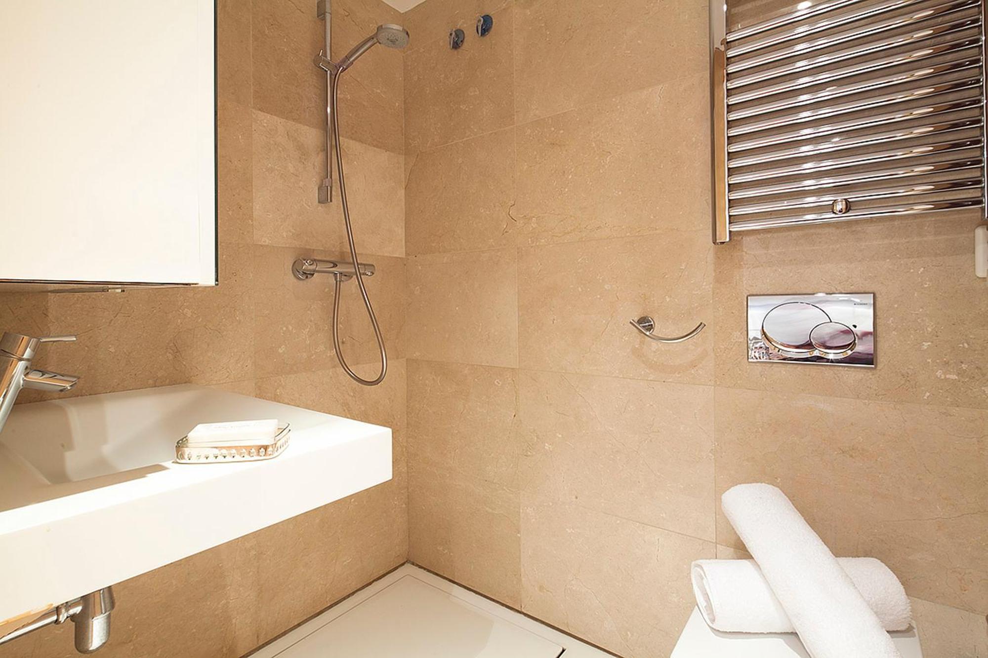 My Space Emirates - Splendid Apartment With Terrace And Pool Near Park Gueell Barcelona Exterior foto